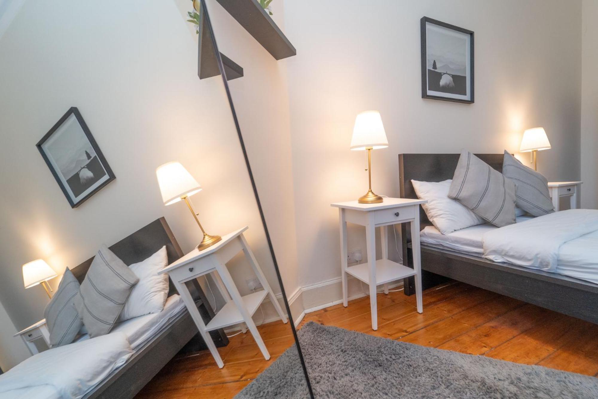 Large City Corner Apartment Единбург Екстер'єр фото