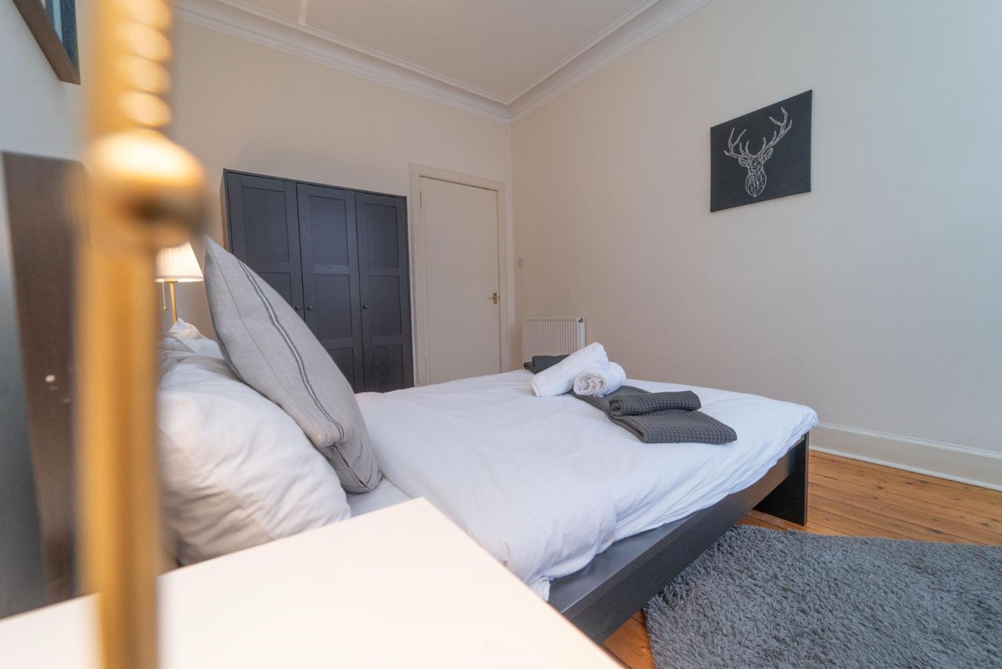 Large City Corner Apartment Единбург Екстер'єр фото
